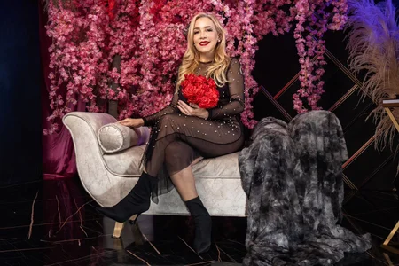 Kelly_Mature_ Public Pic 9