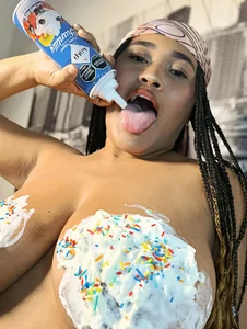 PlacerTallaXXX Chantilly cream on my breasts 🧁🧁 Bilde 3