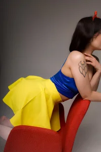 FreyaRayaのSexy Snowwhite 💛💙の 3枚の写真