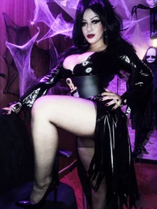Elvira reigns in the shadows, and tonight the darkness has its owner 🔮🎃🦇💀🕯️ od Belladonna_trix  4 snímek