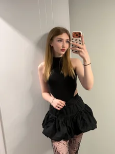 AveryBerksonのblack outfitの 6枚の写真