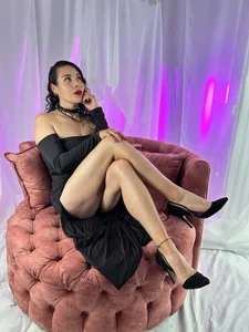Heels and skirt? de mia_velvet1  2 Imagens