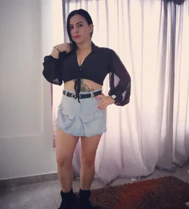 Domina0 kisses টি ছবি