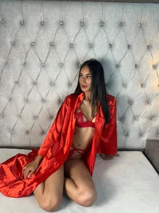 👑 A mix of elegance, confidence, and playful energy. Hope you love every photo! 💖 de ROSIEPIXEL  2 Imagens