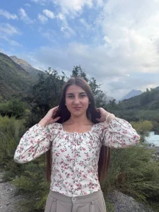 JackieWebb Mountains behind me, river somewhere close, and that soft wind messing with my hair 🌿✨ зображення 4