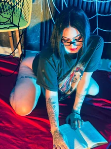 YOU TELL ME HOW YOU WANT TO SEE ME 😈 od nikky_latin  7 snímek