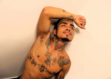 Hot_Latino_x Public Foto 2