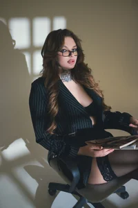 SherriMartinezSexy office lady Bild 2