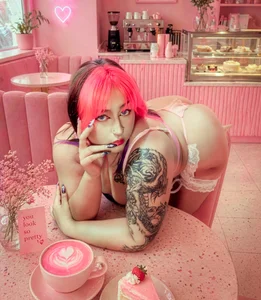 Iluromi ☕💋 Your pink fantasy starts here 🍓💕 Bilde 2