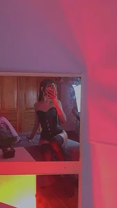 Nhicolas_SalazarRed lights, soft lips, and a little temptation. ❤️‍🔥图片 2