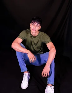 AlessioVitale 😏 You can’t stop staring, can you? Immagine  3