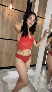 cristine_colins Do you like how this sexy girl looks in red?❤️🍒 slika