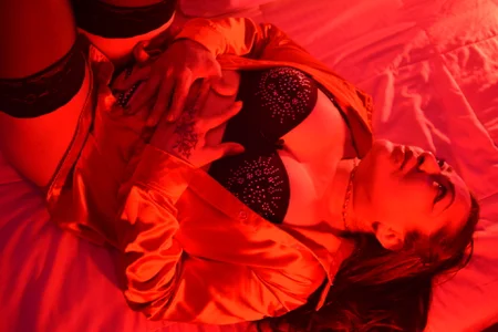 marien_thomson_ 🔥✨ Crimson Nights Pic 2