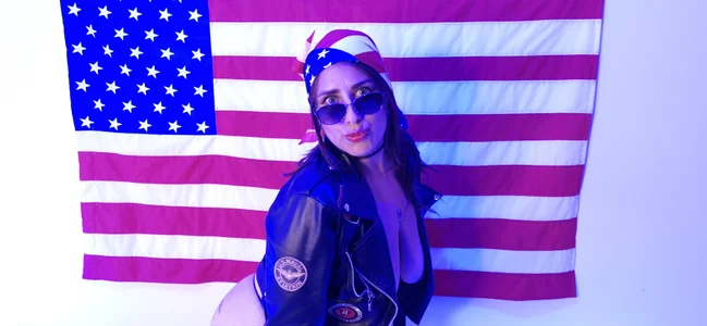 With a taste of freedom and some mischief 🎆. od TaraCarson  snímek