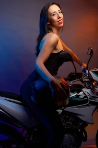 Bonnie__milf motorcicle Immagine  3