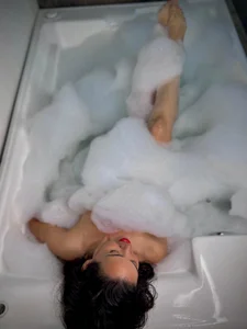 Lizeth_Belsのlate in the tubの枚の写真