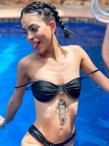 LilitRobins Pool day💦⛅ Immagine 