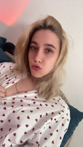pinkhornyprincess Fooling around on the bed in my pajamas Foto 5