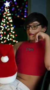 Dannyhot_ A gift that doesn't fit under the tree Immagine  5