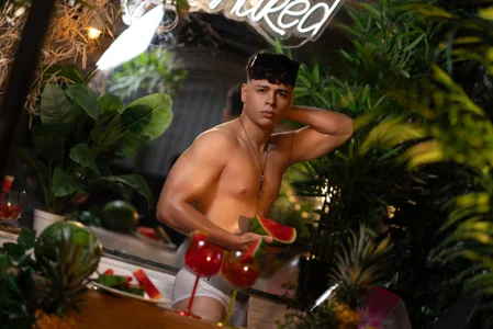 Ethan_occonorの🍉🍑Tropical Temptation🍓🍍の 3枚の写真