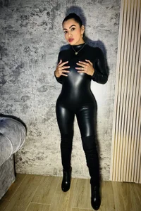 naomy_smithxx sexy latex girl  4টি ছবি