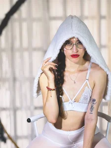 merry christmas🤍 de caroline_adams_  2 photos