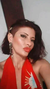 isabella-lips007 Public Pic 4