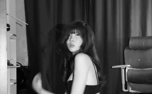 GailVerbeke posing `` ポーズ Pic 4