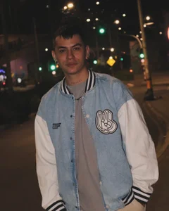 Hello de chris_suarez  3 photos