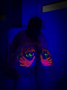 AriaBelle NEON AND FIRE 🔥🍑 slika