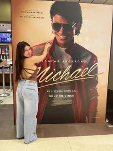 EylaSydney Watching the series about Michael Jackson. I loved it.”🙈🫶🏻🦒🦚 Gambar 2