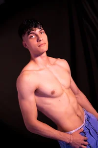 AlessioVitale 😈 I love watching your eyes trace my body. Pic 4