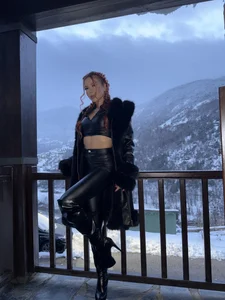 MollyHeadleyy Cold holidays 😅🥰🥶 Hình 2