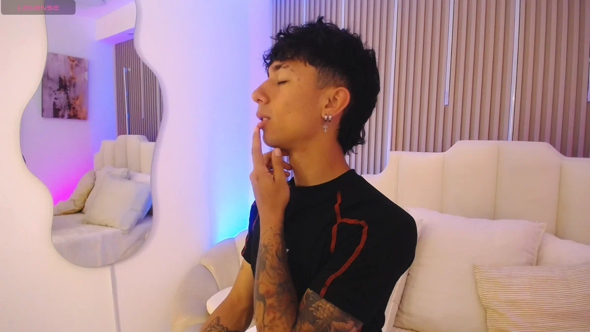 ภาพที่กำลังนิยมของ Aiden_Rivers_  3734