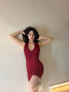 JillHanson: red dress ( 5 фото)