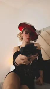 Maiskeen_Zamaraのelegant and glamorous ladyの 2枚の写真