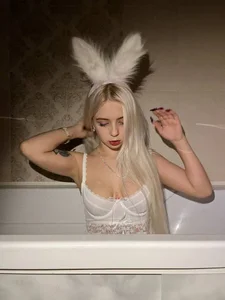 Alice_Halle Public Poză 3