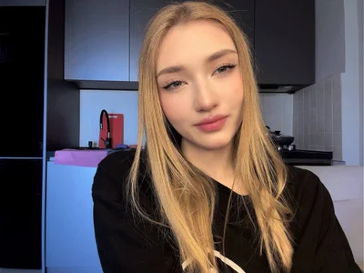 AveryBerkson I'm sitting at home alone รูป  6