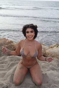 Chloe_bankssHot beach 🏖️ Bild 7