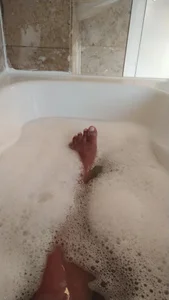 ArisaGonzalez Se deliciando na 🛁 Pic