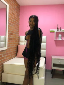 malu_horny_69のFlirty Latin Girlの 5枚の写真