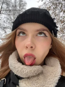 GlitchyDolly On a walk Pic 5