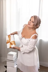 AvrilMillers birthday  2টি ছবি