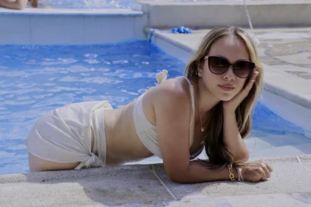 Slide with me between water and skin, where temptation becomes impossible to resist… ❤️‍🔥 de valery_and_Dani_  2 Imagens