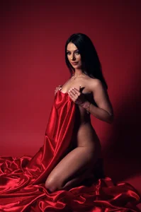 AmelieReeaa A touch of red, a hint of mystery, and a temptation you won’t forget. 💋 รูป  4