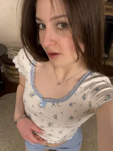 DeanUnnold attractive student зображення