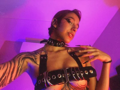 ALICEPOIXXXON Queen's nails Pic