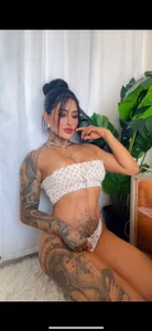 ValkyBes Between what you imagine and what I am… there’s so much to explore.😋 Foto