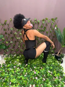 Amidst nature and lingering glances… do you dare get lost with me? 🌿😉 de TenderTeacher  5 Imagens