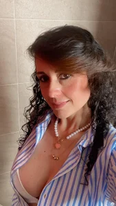 IsabelaWoods I want to travel the world by your side Pic 2